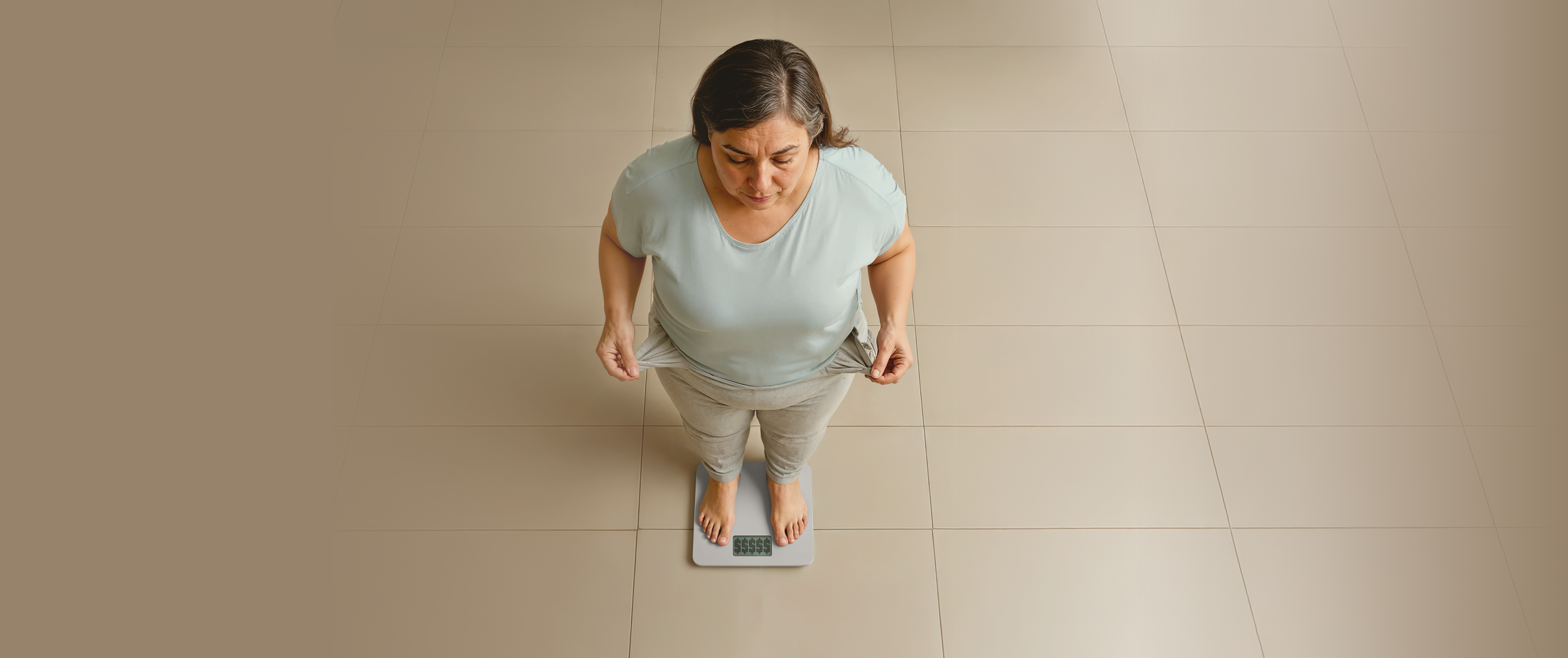 Mulher com mãos no bolso