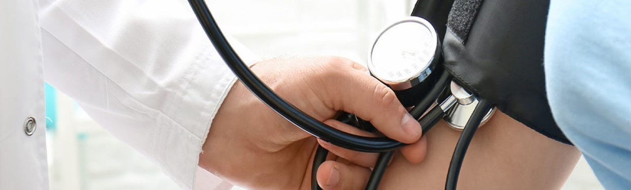 Mulher em conversa com o médico