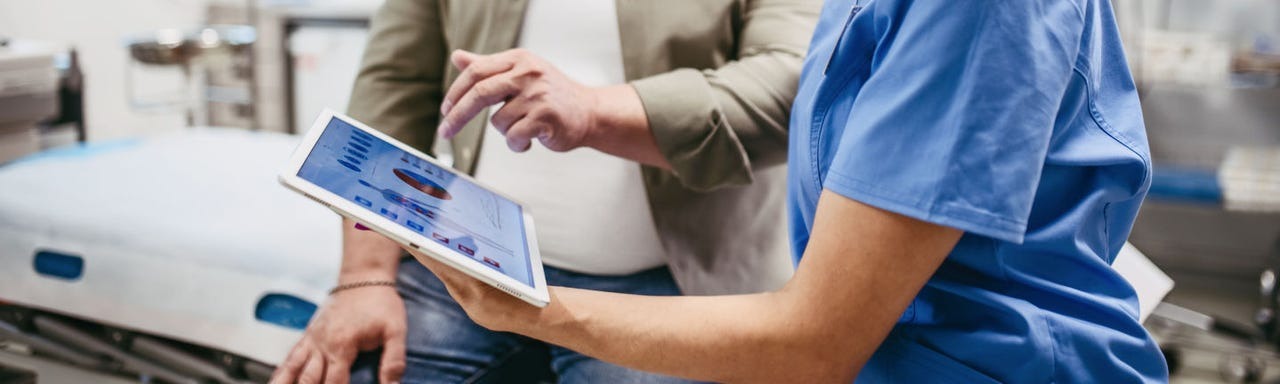 Mulher em conversa com o médico