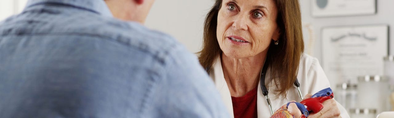 Mulher em conversa com o médico