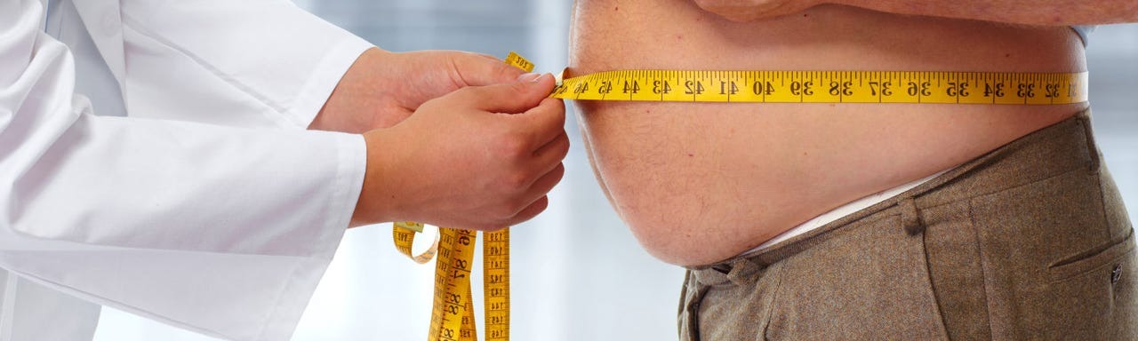 Mulher em conversa com o médico