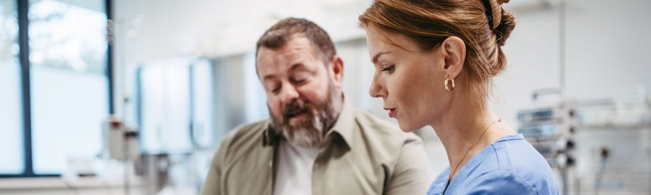 Mulher em conversa com o médico