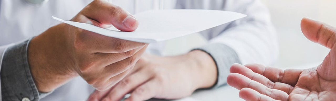 Mulher em conversa com o médico