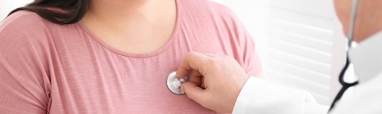 Mulher em conversa com o médico