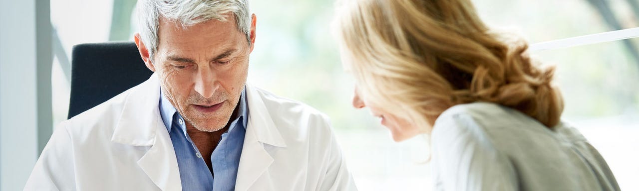 Mulher em conversa com o médico