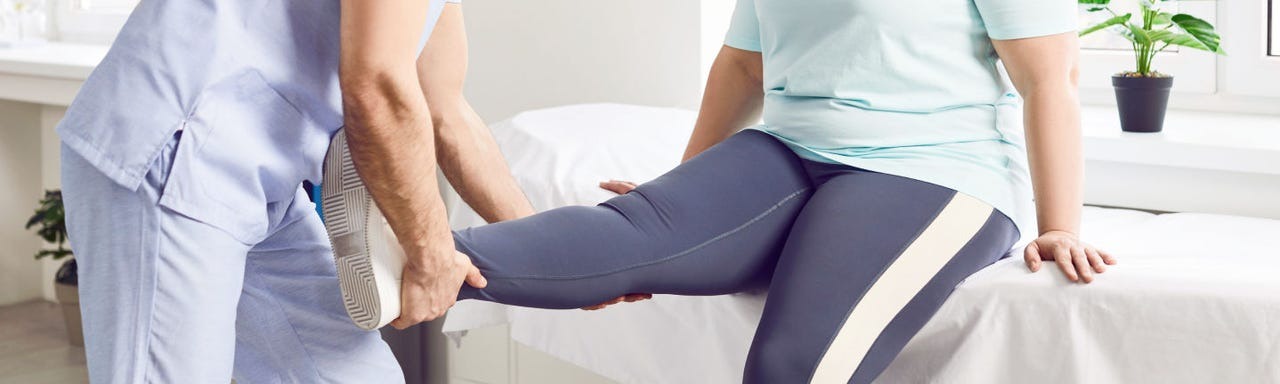 Mulher em conversa com o médico