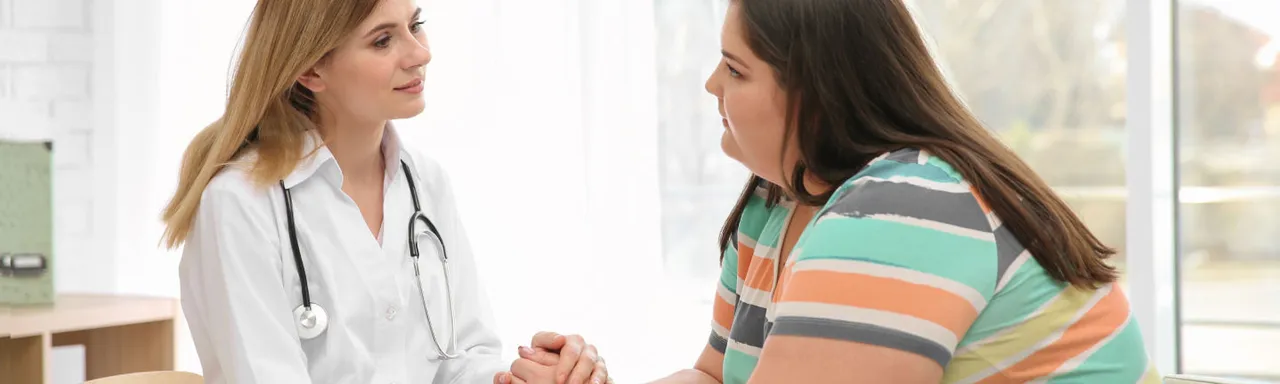 Mulher em conversa com o médico