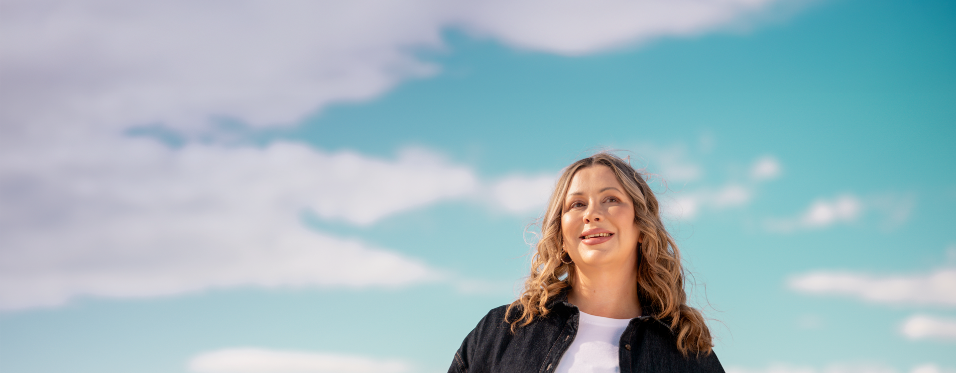 Mulher com mãos no bolso