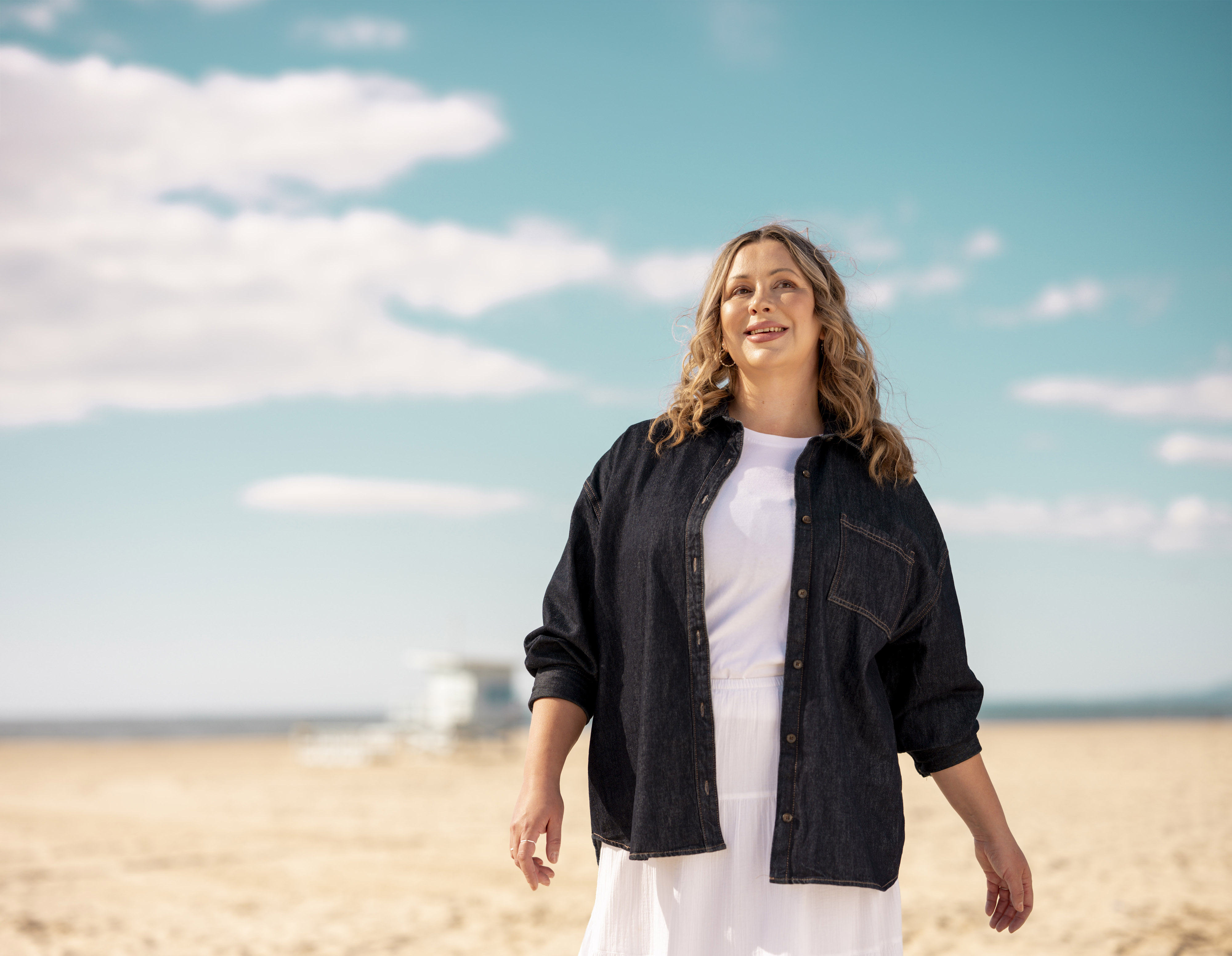 Mulher com mãos no bolso